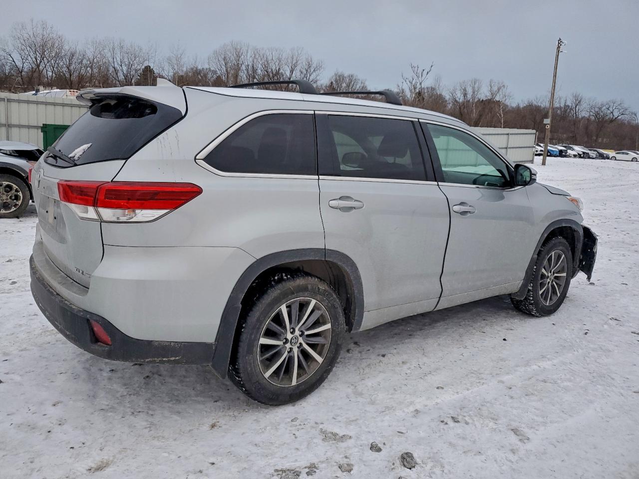 2018 TOYOTA HIGHLANDER XLE photo 3