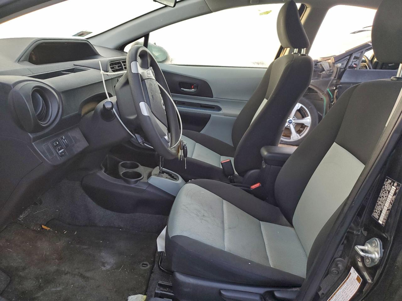2013 TOYOTA PRIUS C photo 7