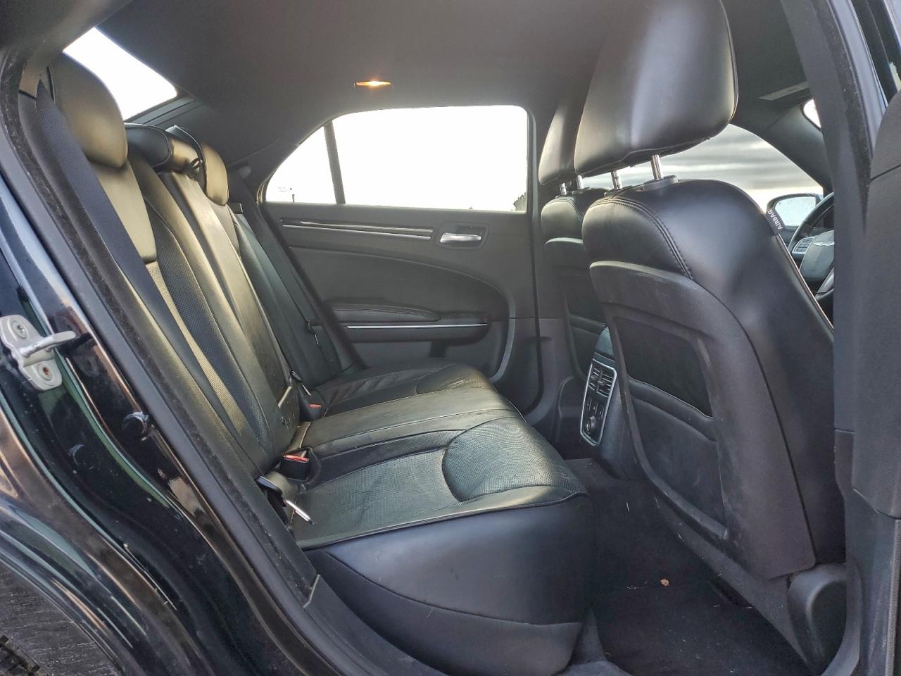 2013 CHRYSLER 300C photo 10