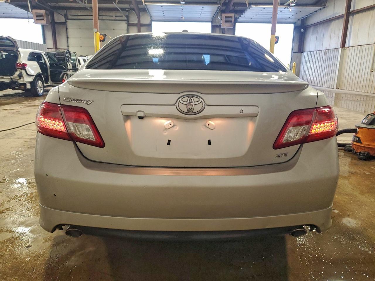 2010 TOYOTA CAMRY SE photo 6