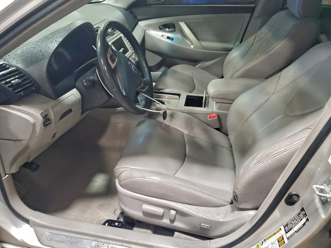 2010 TOYOTA CAMRY SE photo 7