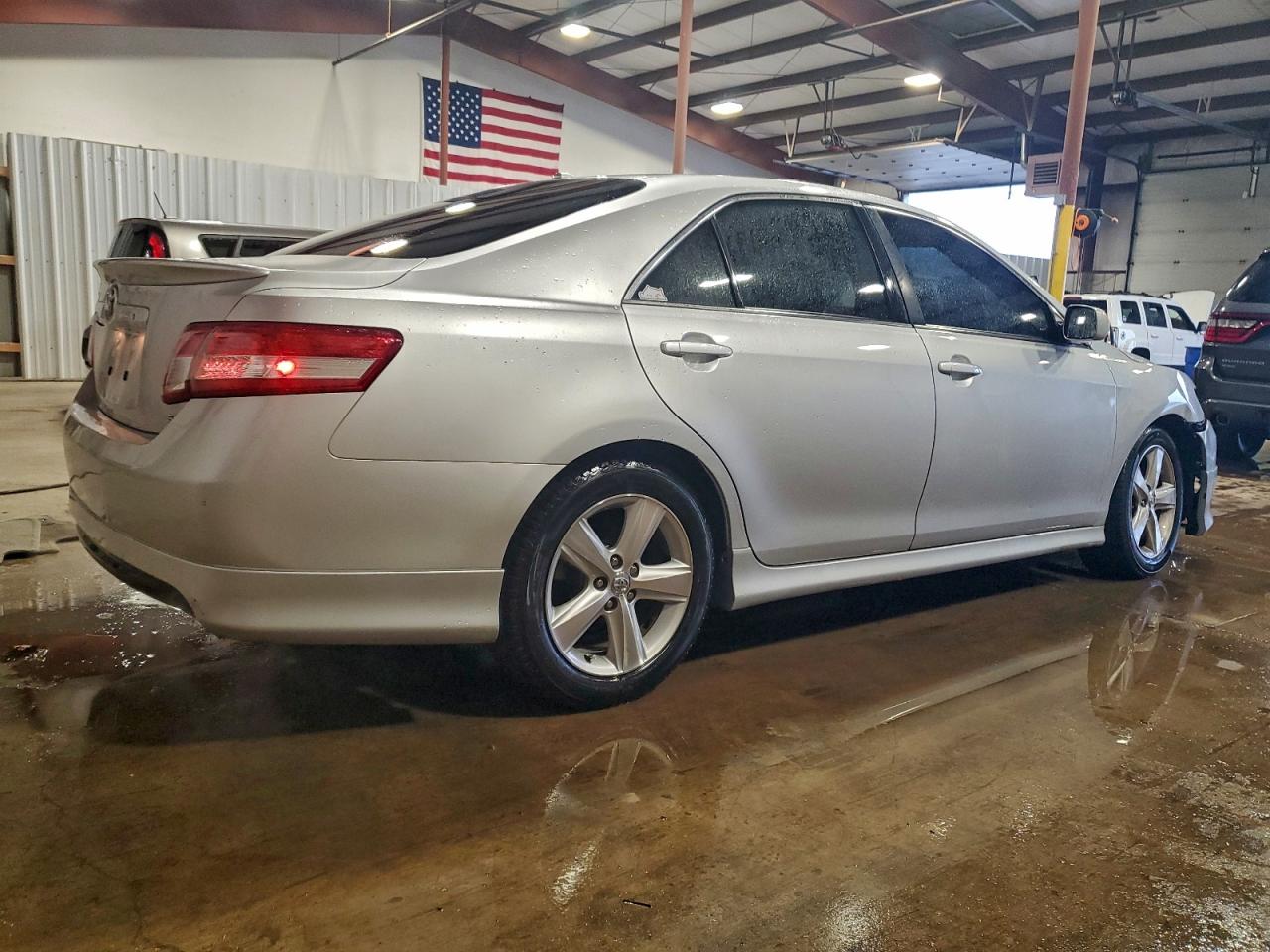 2010 TOYOTA CAMRY SE photo 3