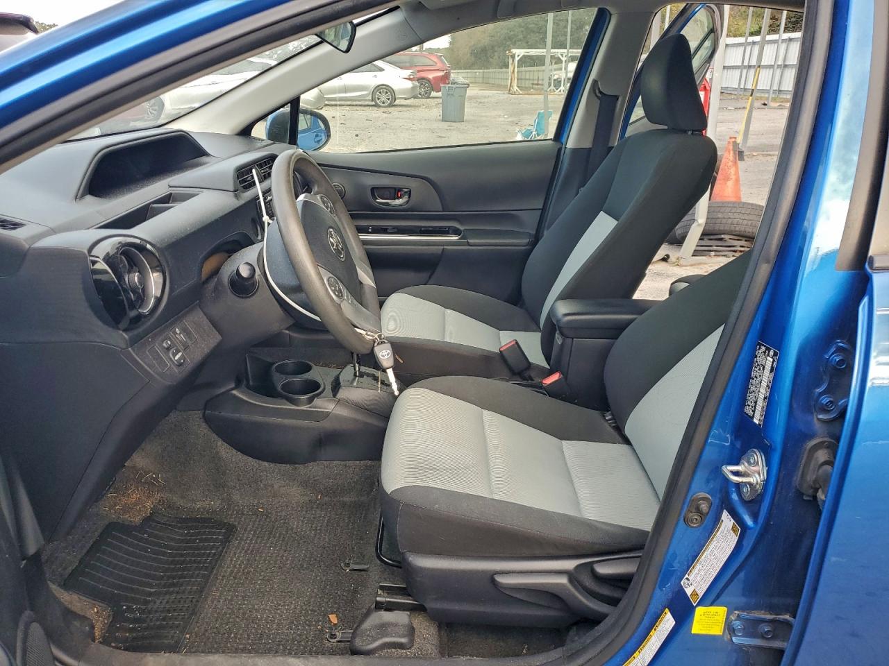 2015 TOYOTA PRIUS C photo 7