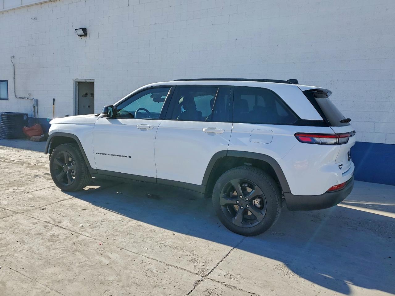 2023 JEEP GRAND CHEROKEE LAREDO photo 2