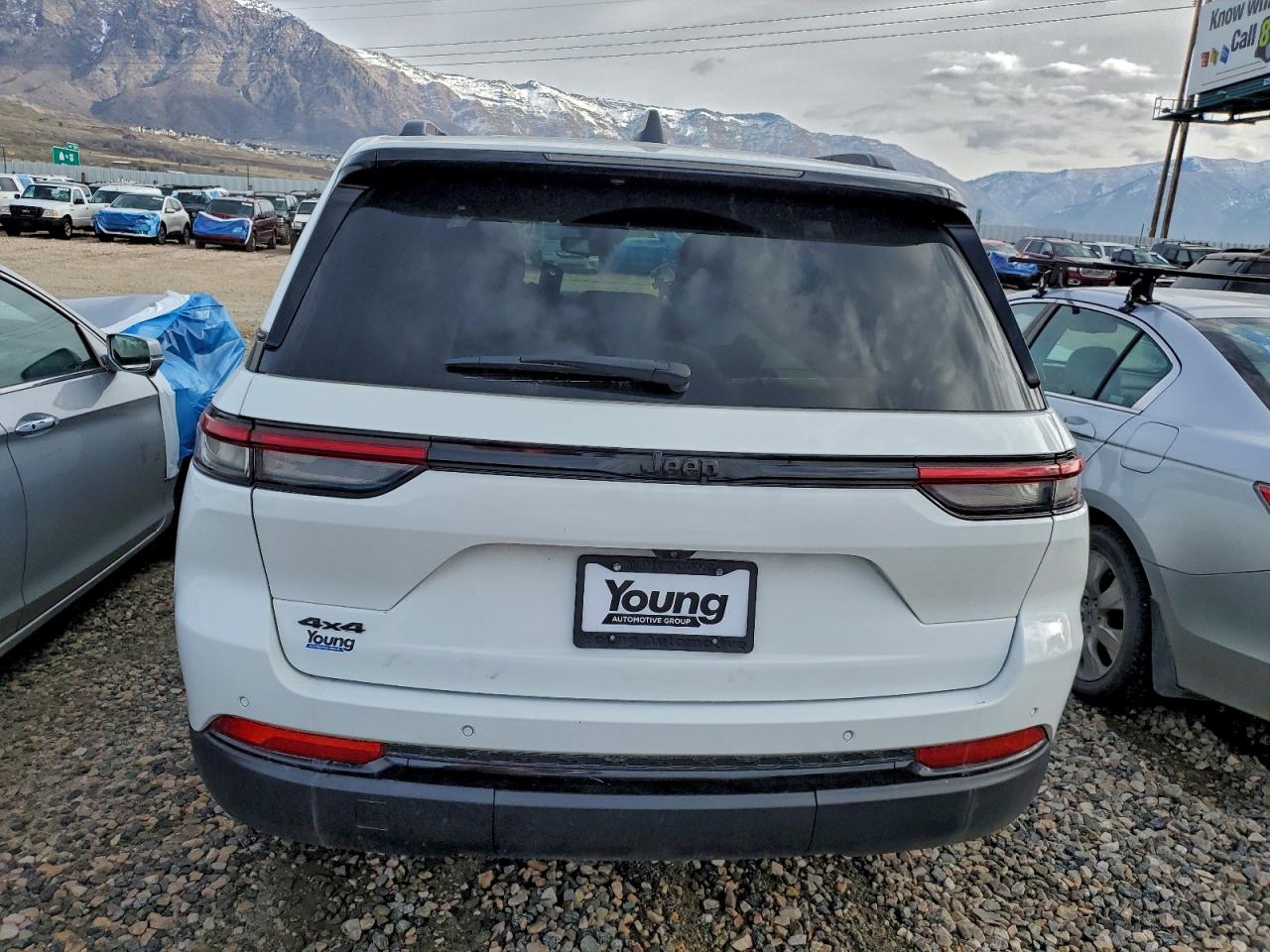 2023 JEEP GRAND CHEROKEE LAREDO photo 6
