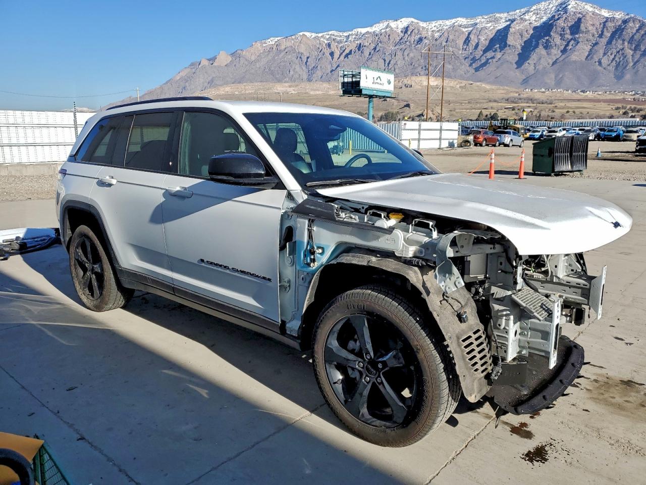 2023 JEEP GRAND CHEROKEE LAREDO photo 4