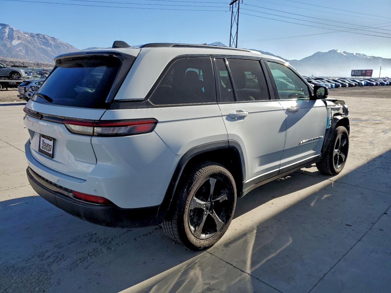 2023 JEEP GRAND CHEROKEE LAREDO photo 3
