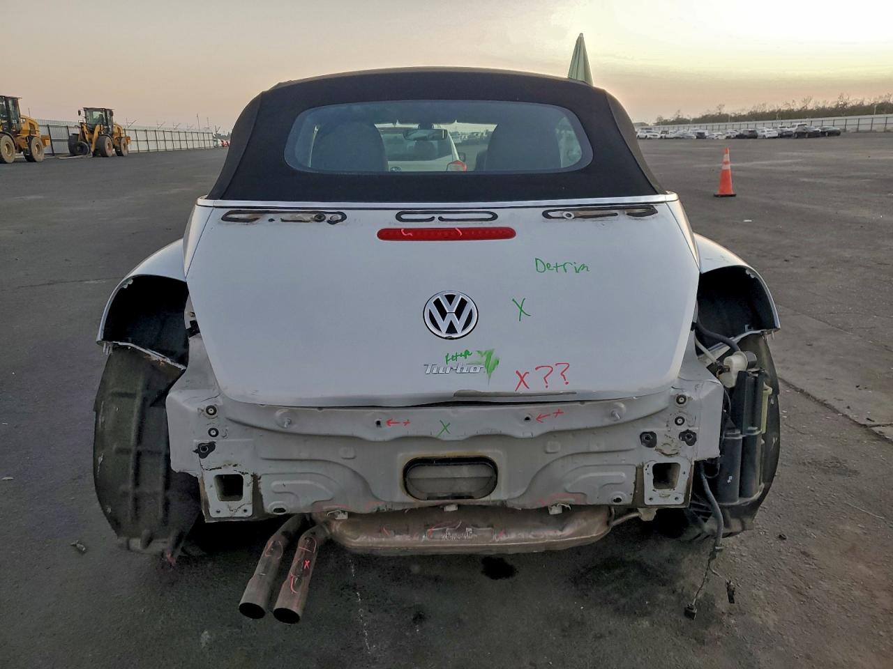 2018 VOLKSWAGEN BEETLE S photo 6