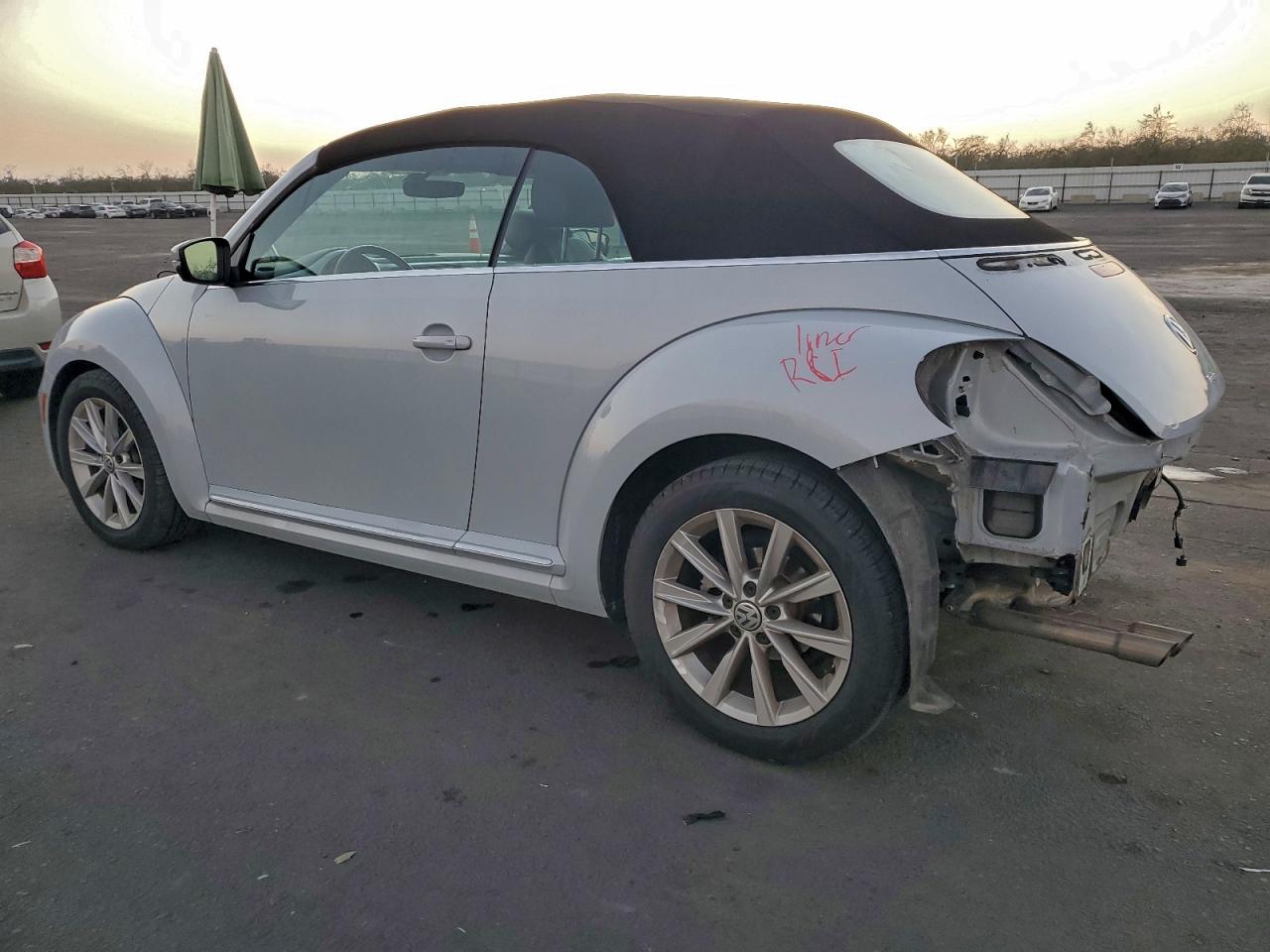 2018 VOLKSWAGEN BEETLE S photo 2