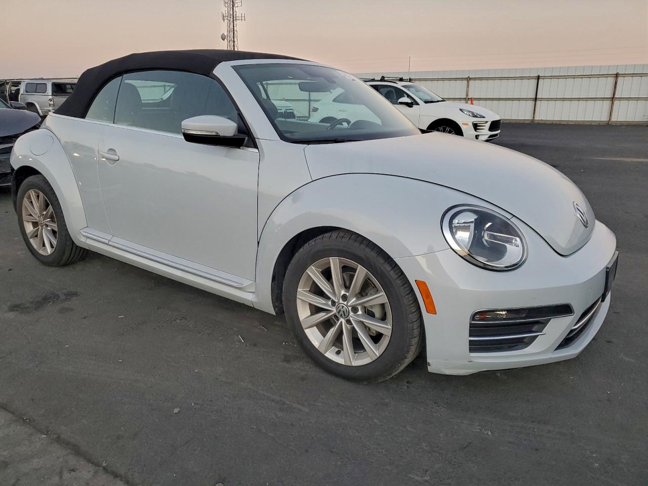 2018 VOLKSWAGEN BEETLE S photo 4