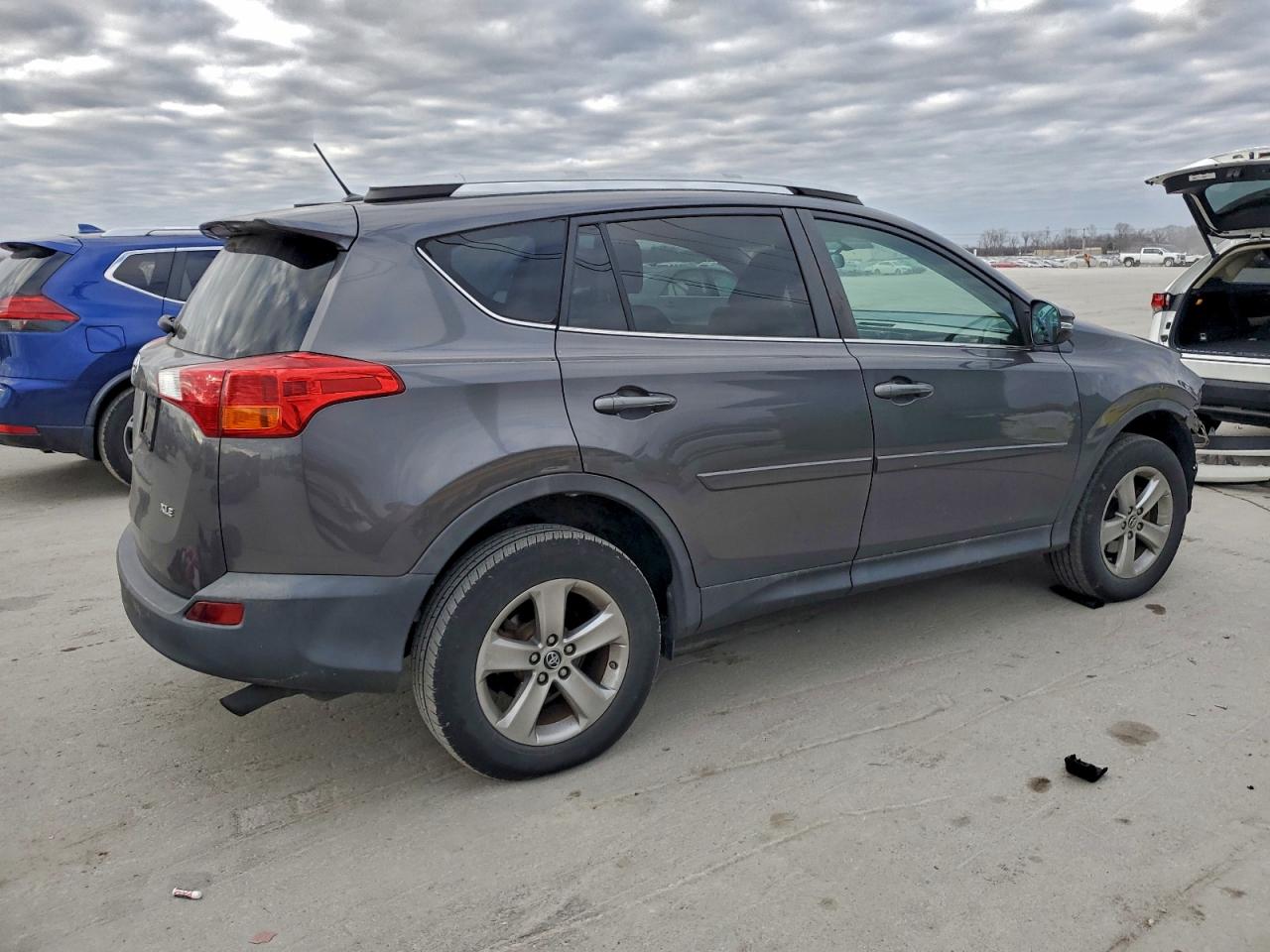 2015 TOYOTA RAV4 XLE photo 3
