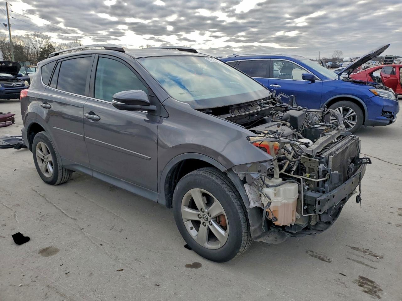 2015 TOYOTA RAV4 XLE photo 4
