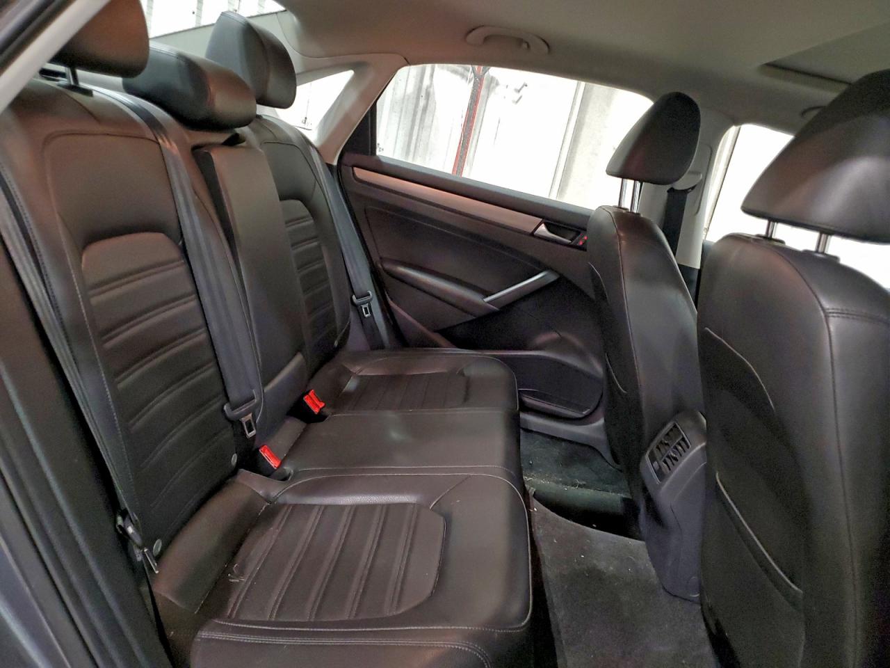 2015 VOLKSWAGEN PASSAT SE photo 10
