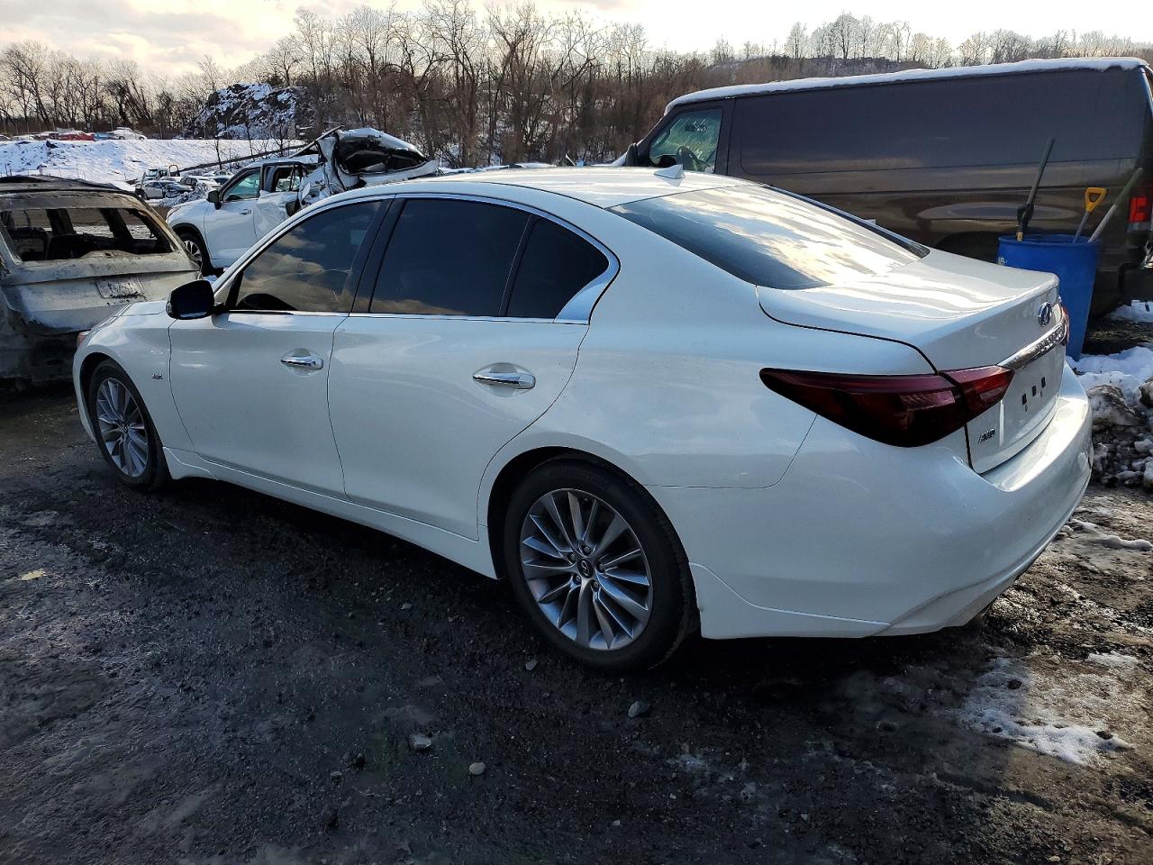 2018 INFINITI Q50 LUXE photo 2