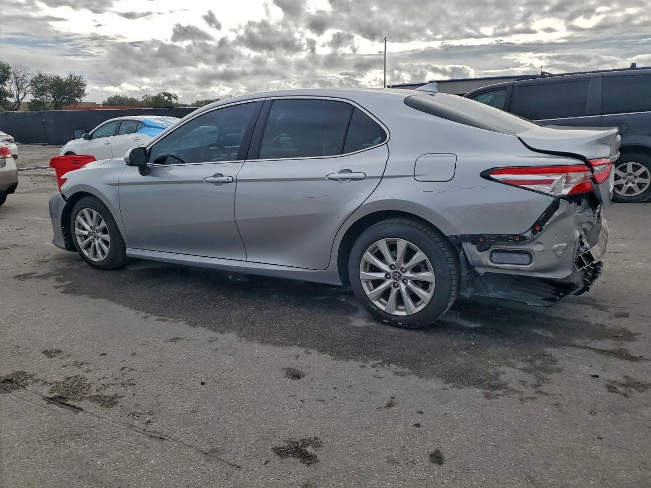 2019 TOYOTA CAMRY L photo 2