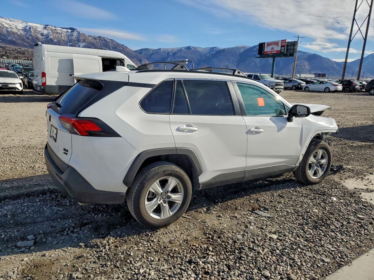 2021 TOYOTA RAV4 XLE photo 3