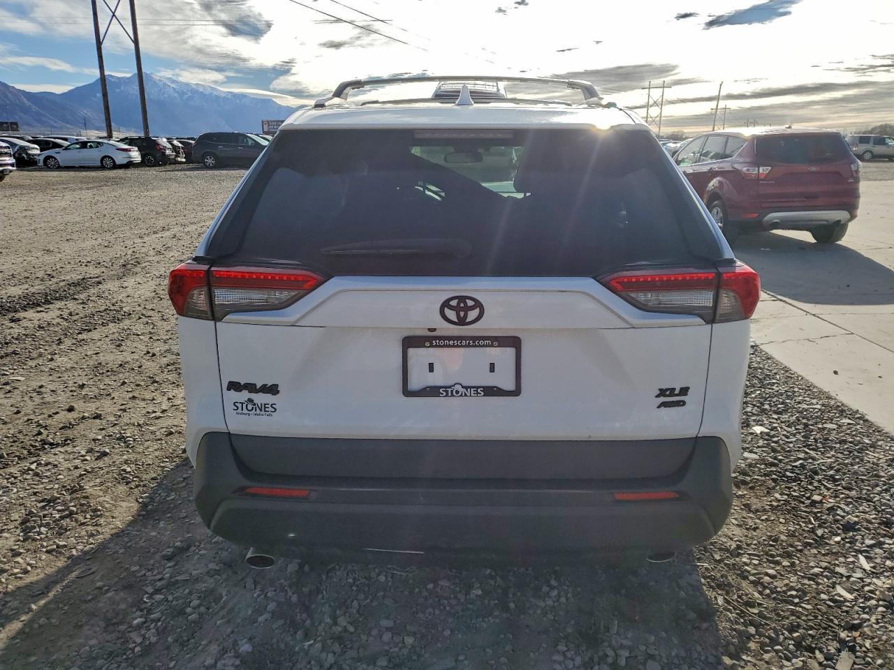 2021 TOYOTA RAV4 XLE photo 6
