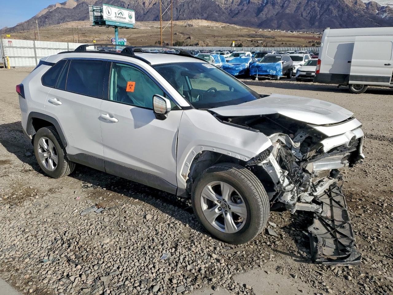 2021 TOYOTA RAV4 XLE photo 4