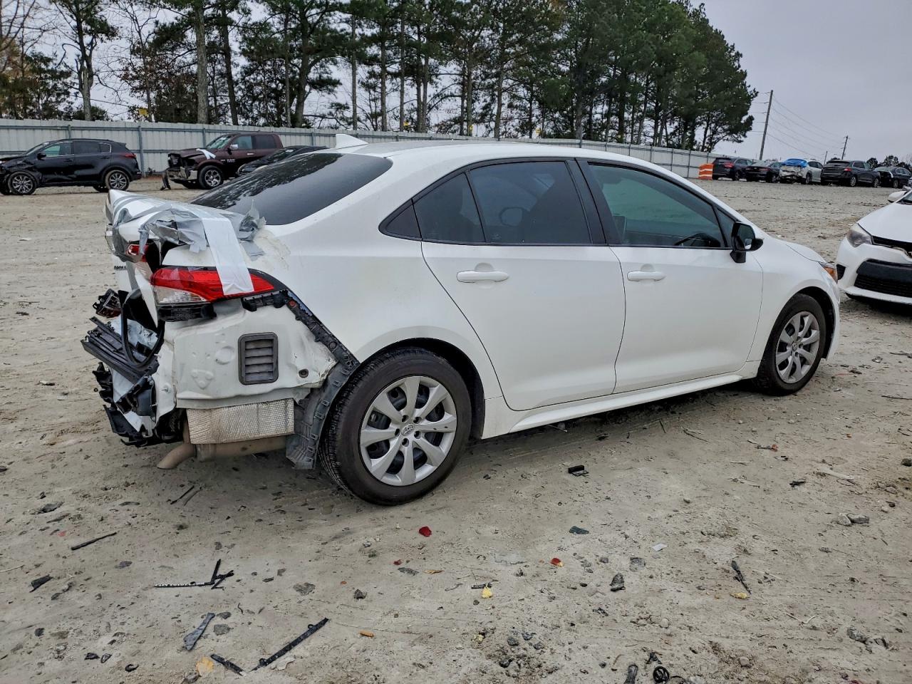 2021 TOYOTA COROLLA LE photo 3