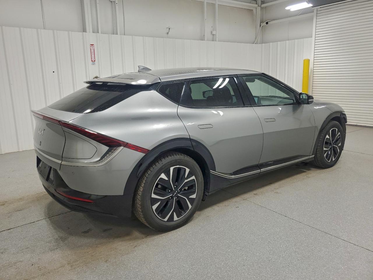 2023 KIA EV6 LIGHT photo 3