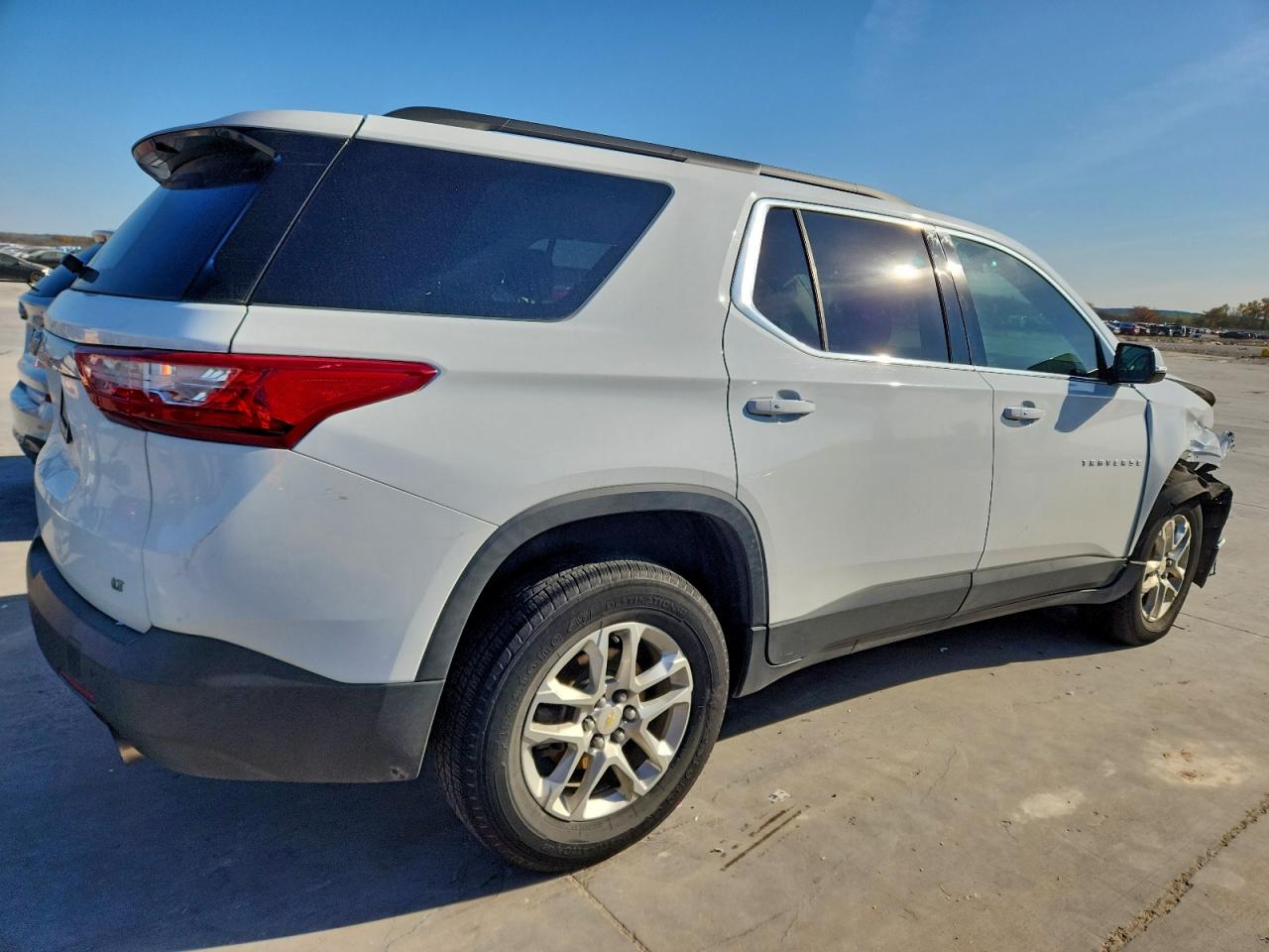 2019 CHEVROLET TRAVERSE LT photo 3