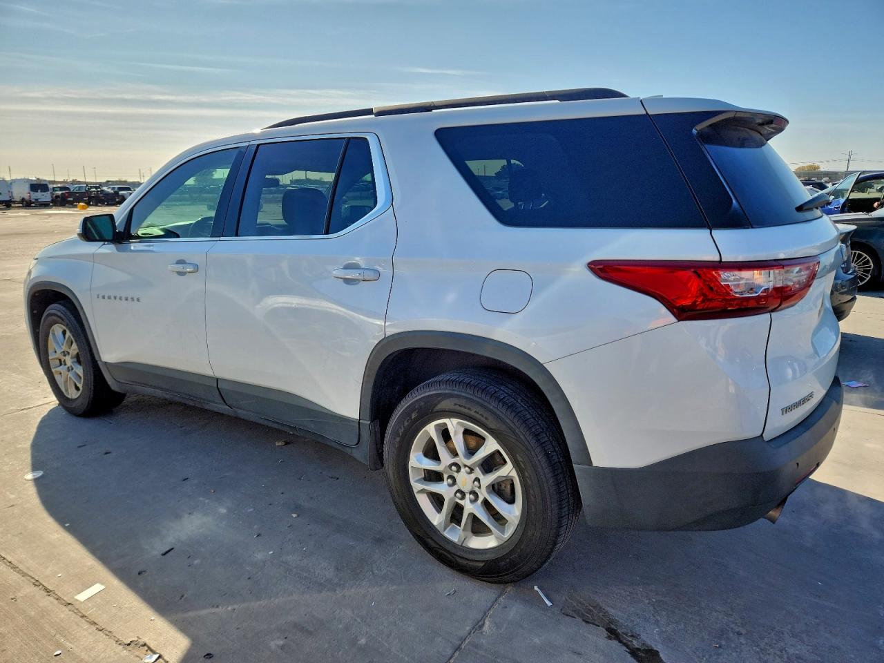 2019 CHEVROLET TRAVERSE LT photo 2