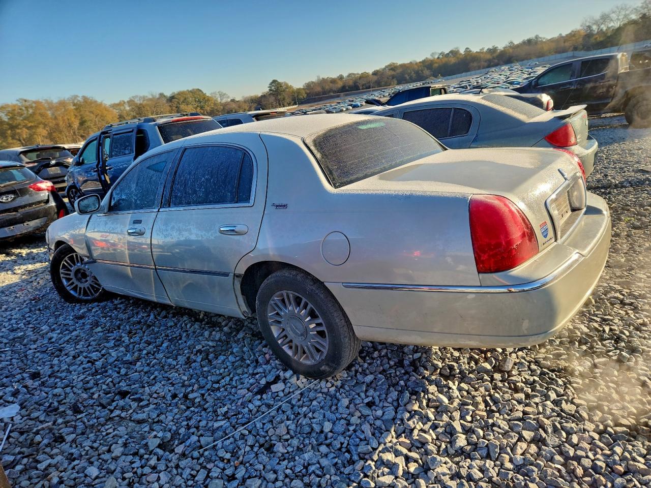 2007 LINCOLN TOWN CAR SIGNATURE LIMITED photo 2