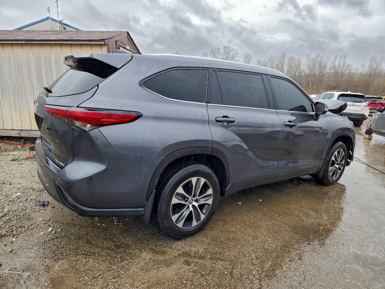 2021 TOYOTA HIGHLANDER XLE photo 3
