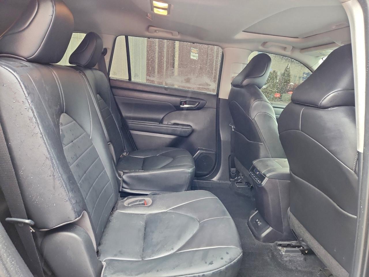 2021 TOYOTA HIGHLANDER XLE photo 10