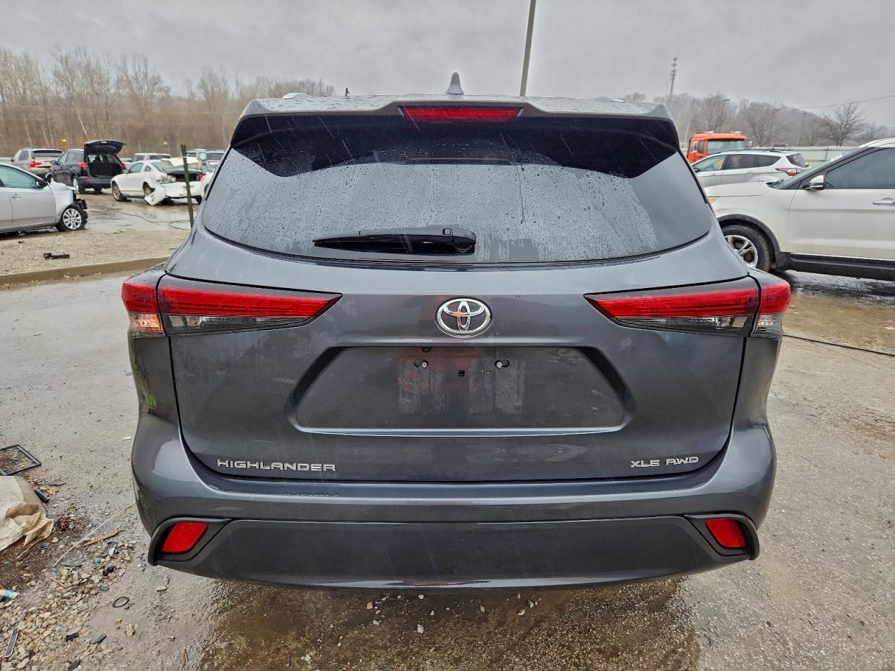2021 TOYOTA HIGHLANDER XLE photo 6