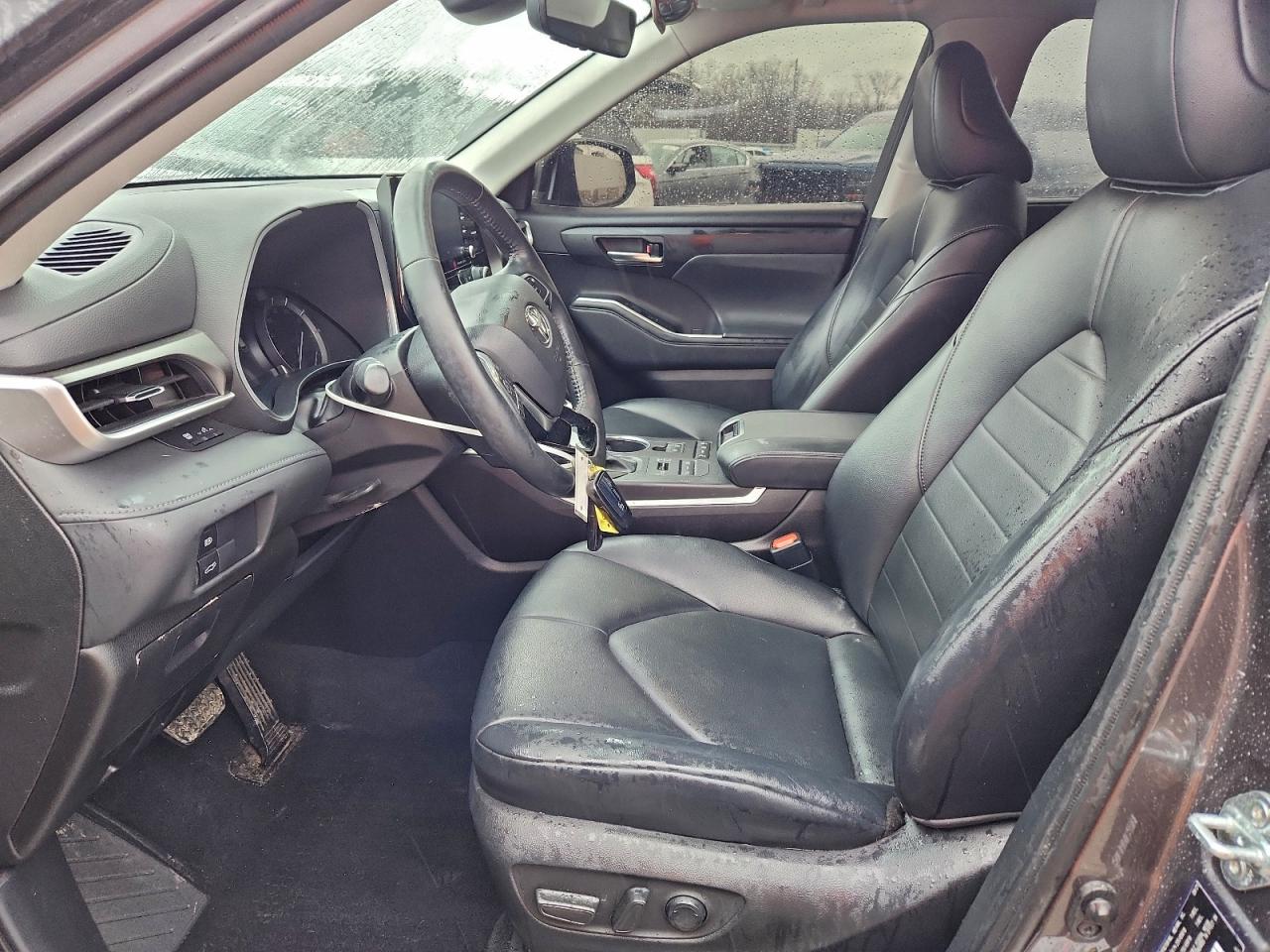 2021 TOYOTA HIGHLANDER XLE photo 7