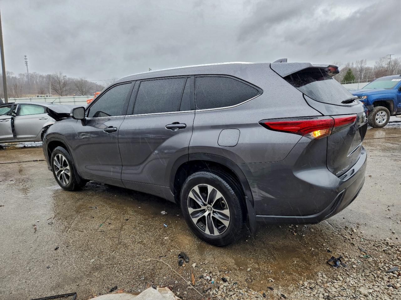 2021 TOYOTA HIGHLANDER XLE photo 2