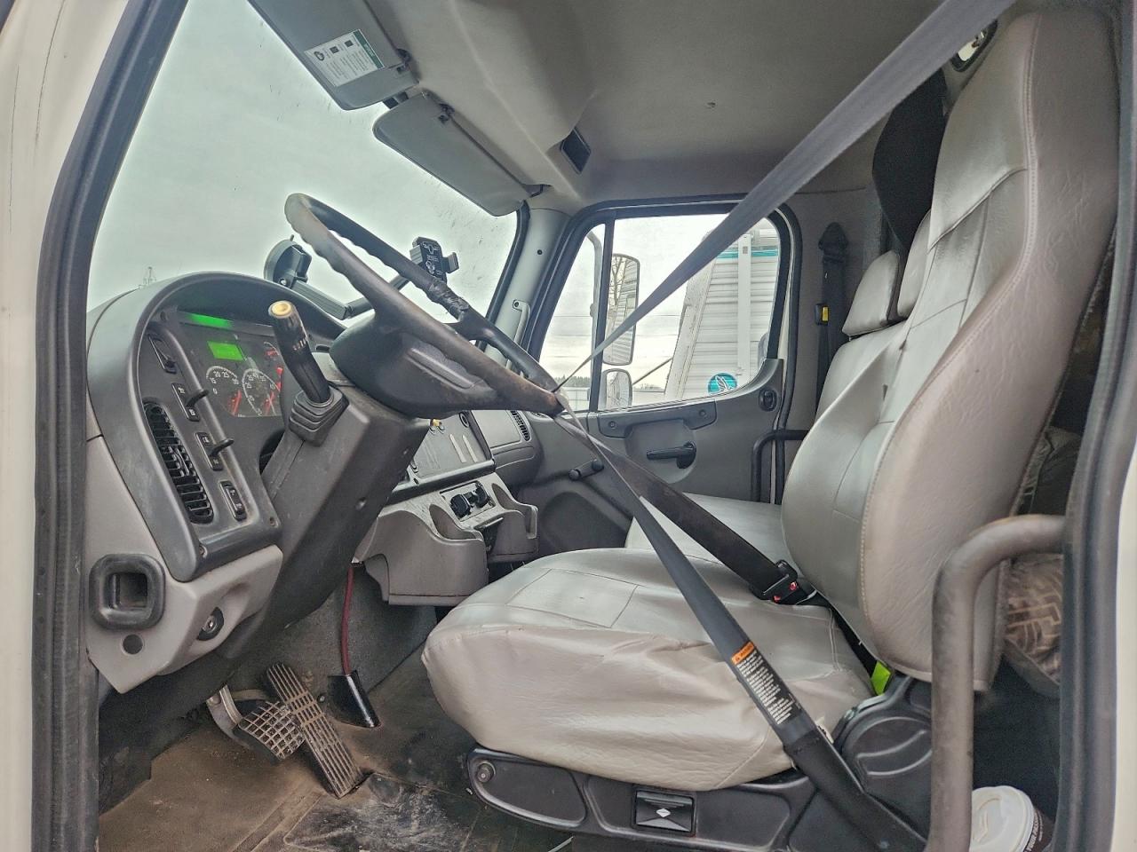 2018 FREIGHTLINER BUSINESS CLASS M2 BOX TRUCK photo 13