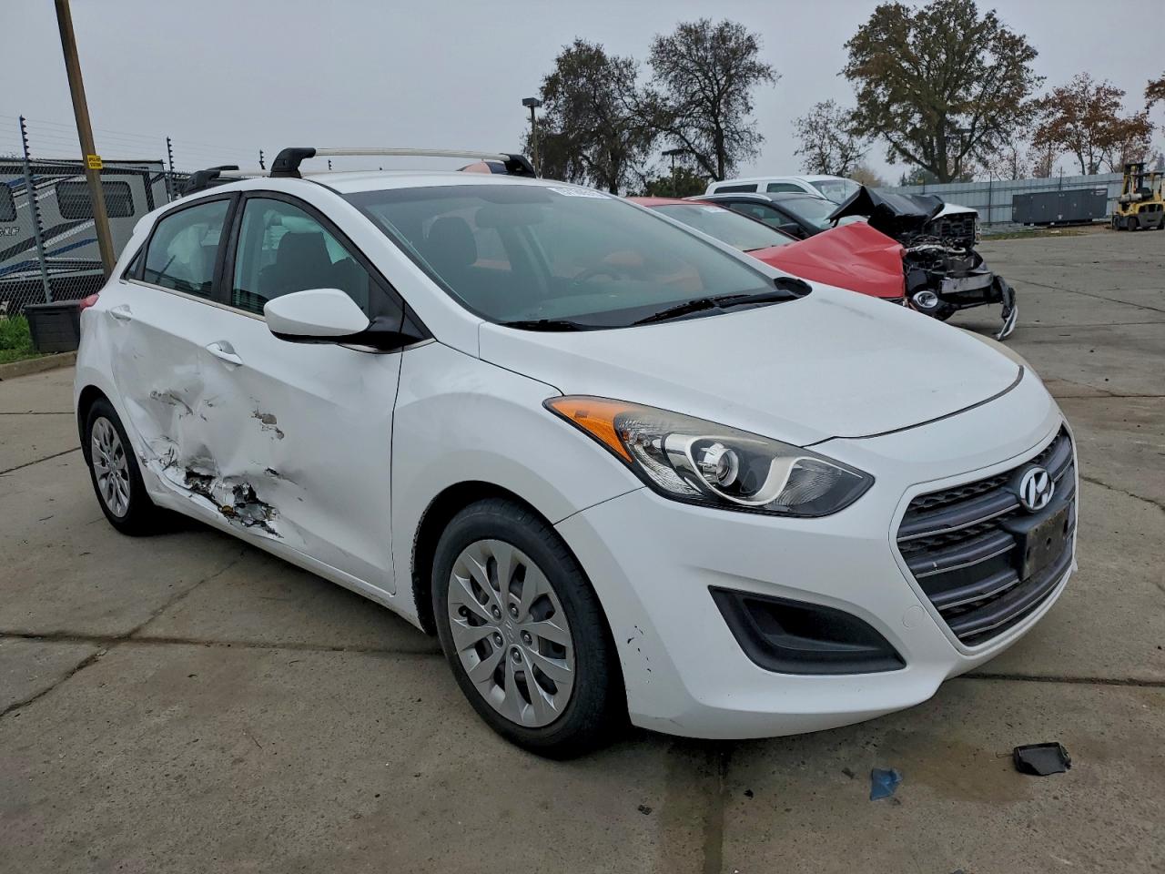 2017 HYUNDAI ELANTRA GT photo 4