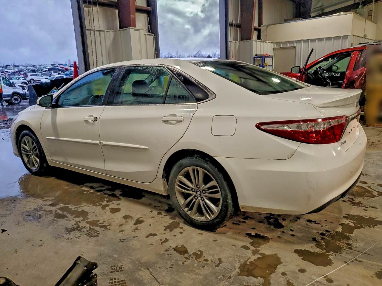 2017 TOYOTA CAMRY LE photo 2