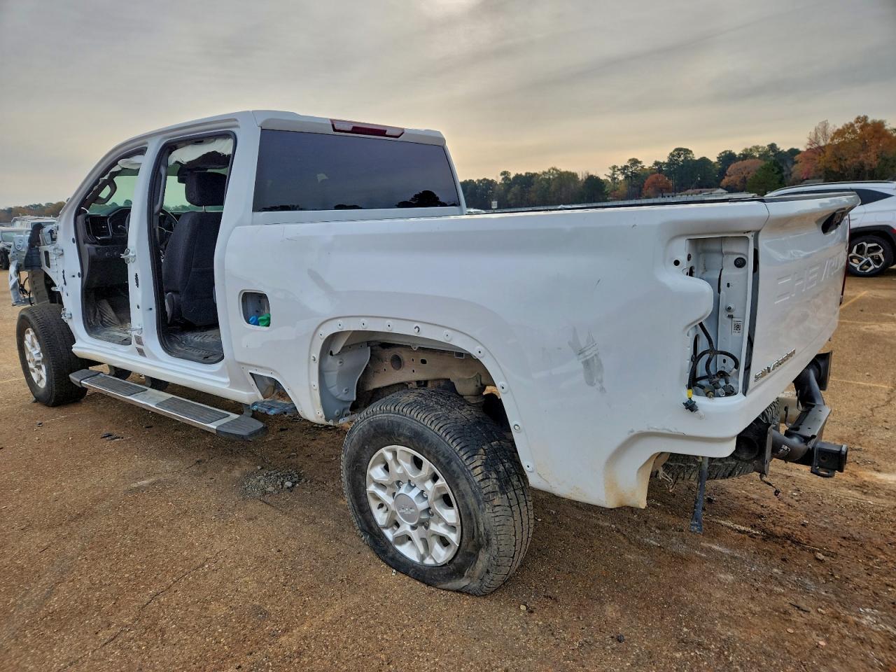 2024 CHEVROLET SILVERADO K2500 HEAVY DUTY LT photo 2
