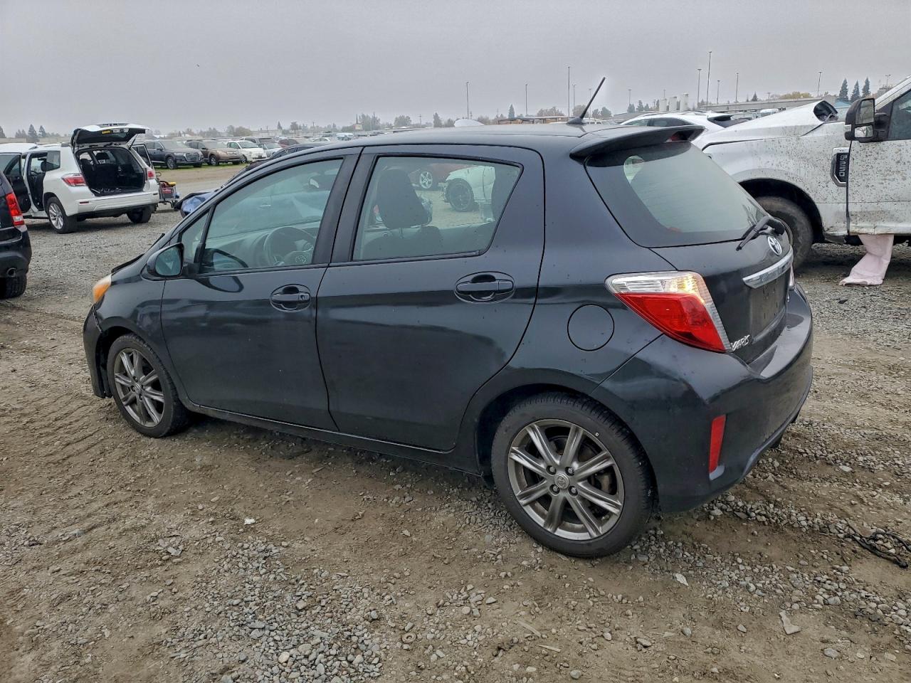 2012 TOYOTA YARIS photo 2
