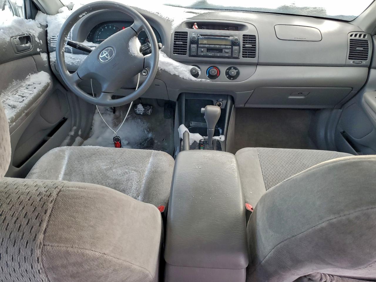 2004 TOYOTA CAMRY LE photo 8