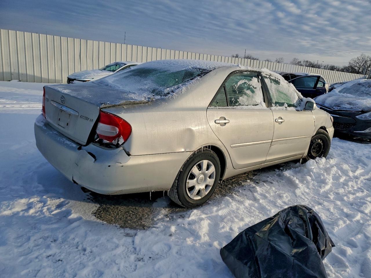 2004 TOYOTA CAMRY LE photo 3