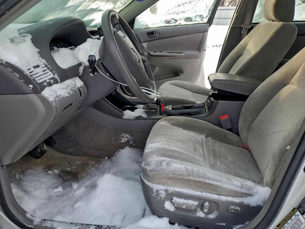 2004 TOYOTA CAMRY LE photo 7