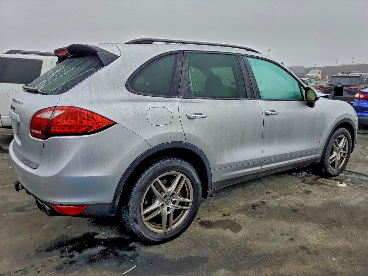 2011 PORSCHE CAYENNE S photo 3