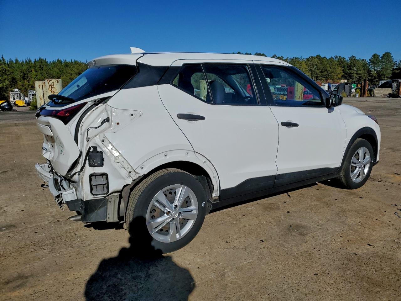 2022 NISSAN KICKS S photo 3