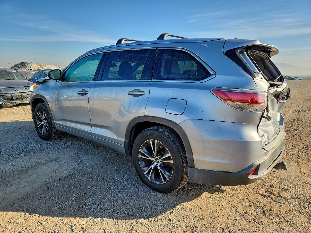 2016 TOYOTA HIGHLANDER XLE photo 2