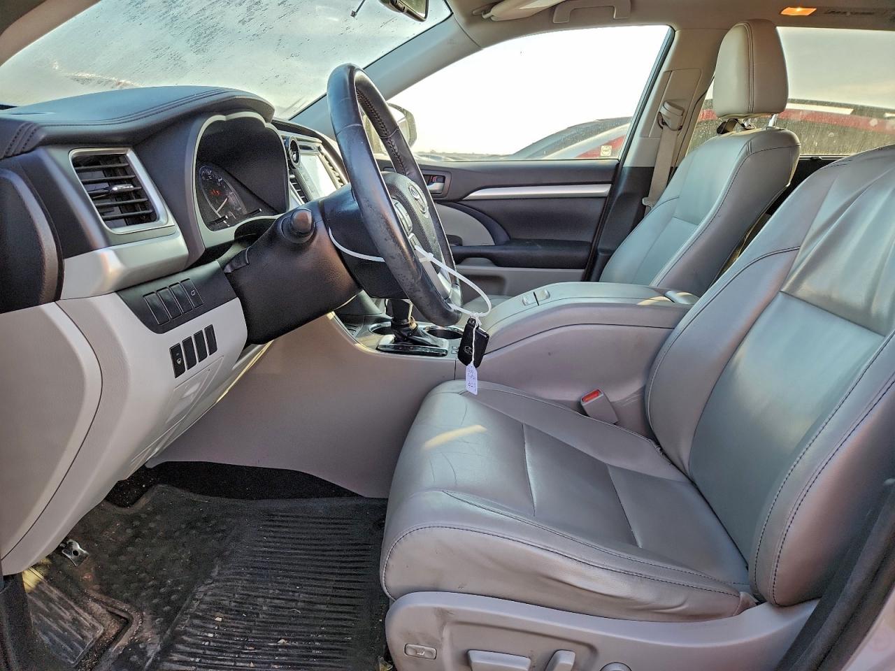 2016 TOYOTA HIGHLANDER XLE photo 7