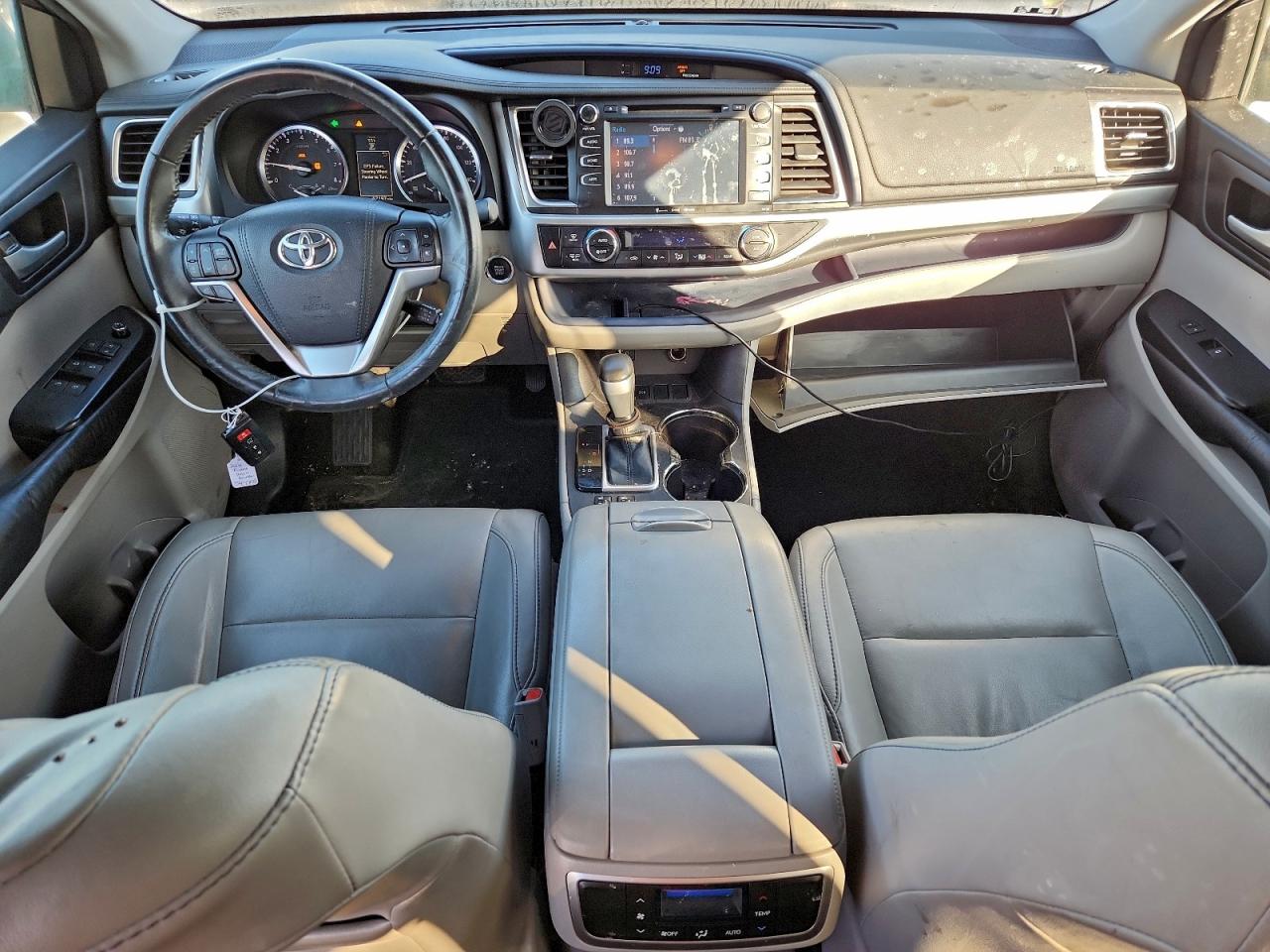 2016 TOYOTA HIGHLANDER XLE photo 8