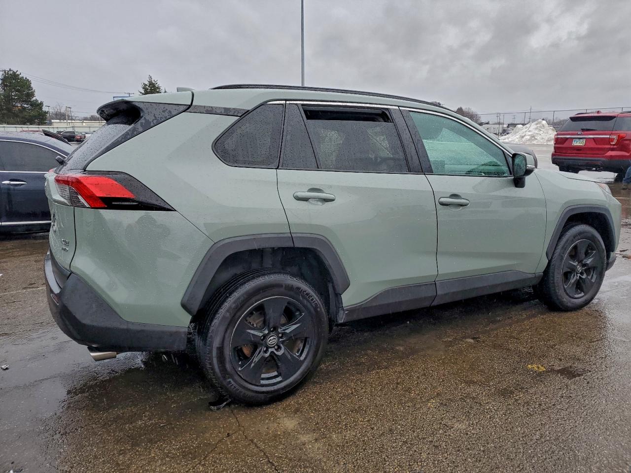 2021 TOYOTA RAV4 XLE photo 3