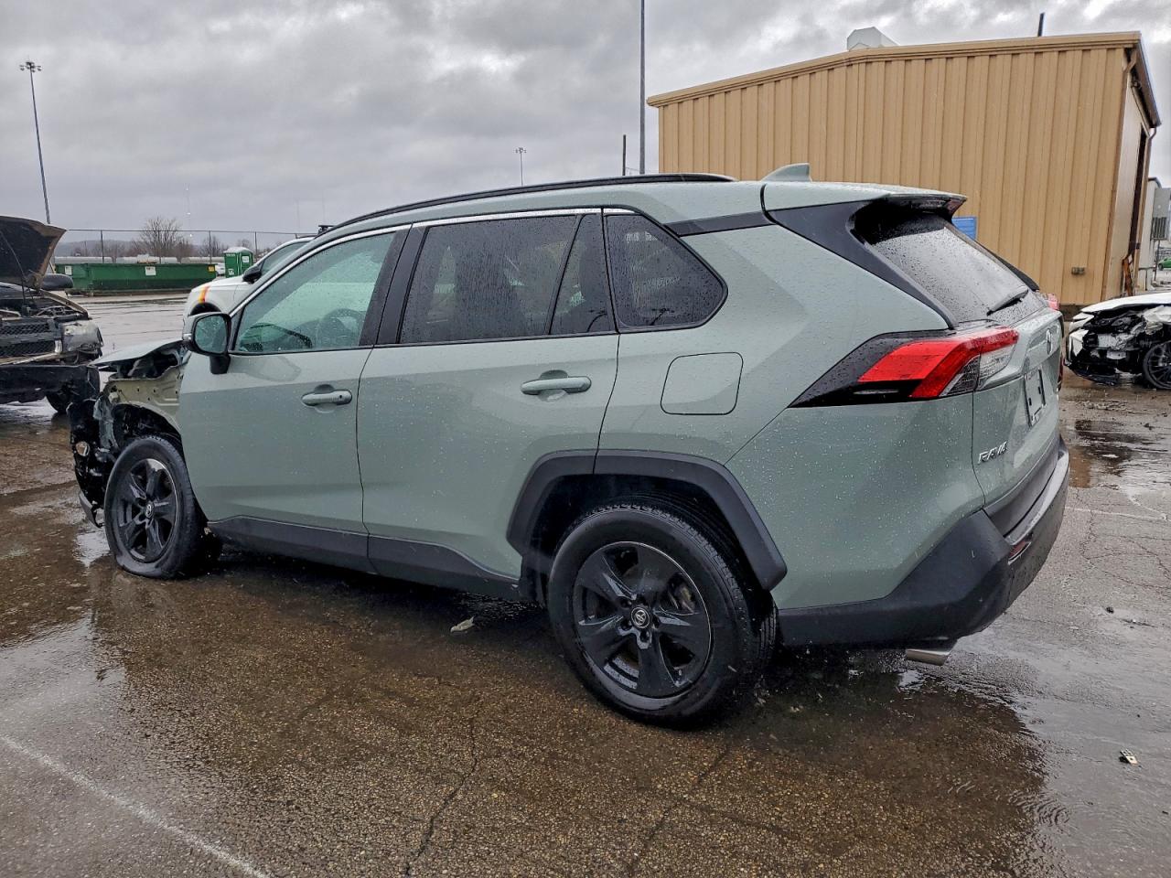2021 TOYOTA RAV4 XLE photo 2