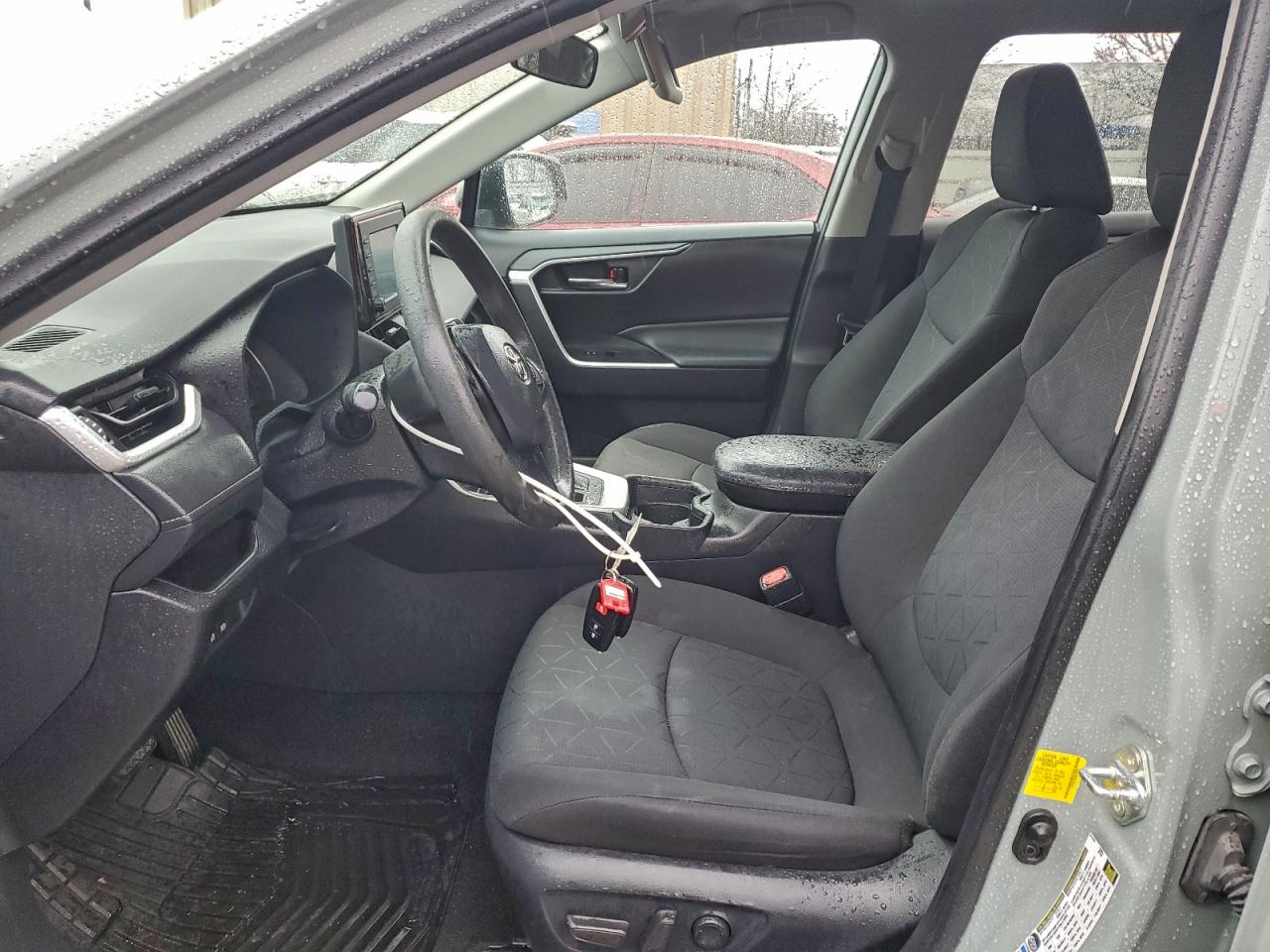 2021 TOYOTA RAV4 XLE photo 7