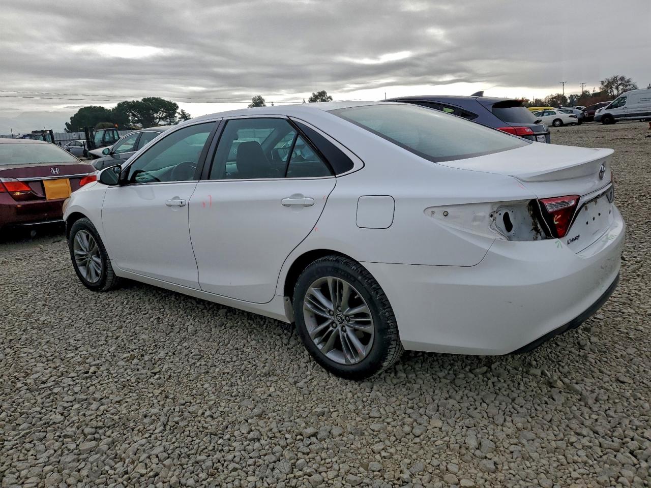 2016 TOYOTA CAMRY LE photo 2