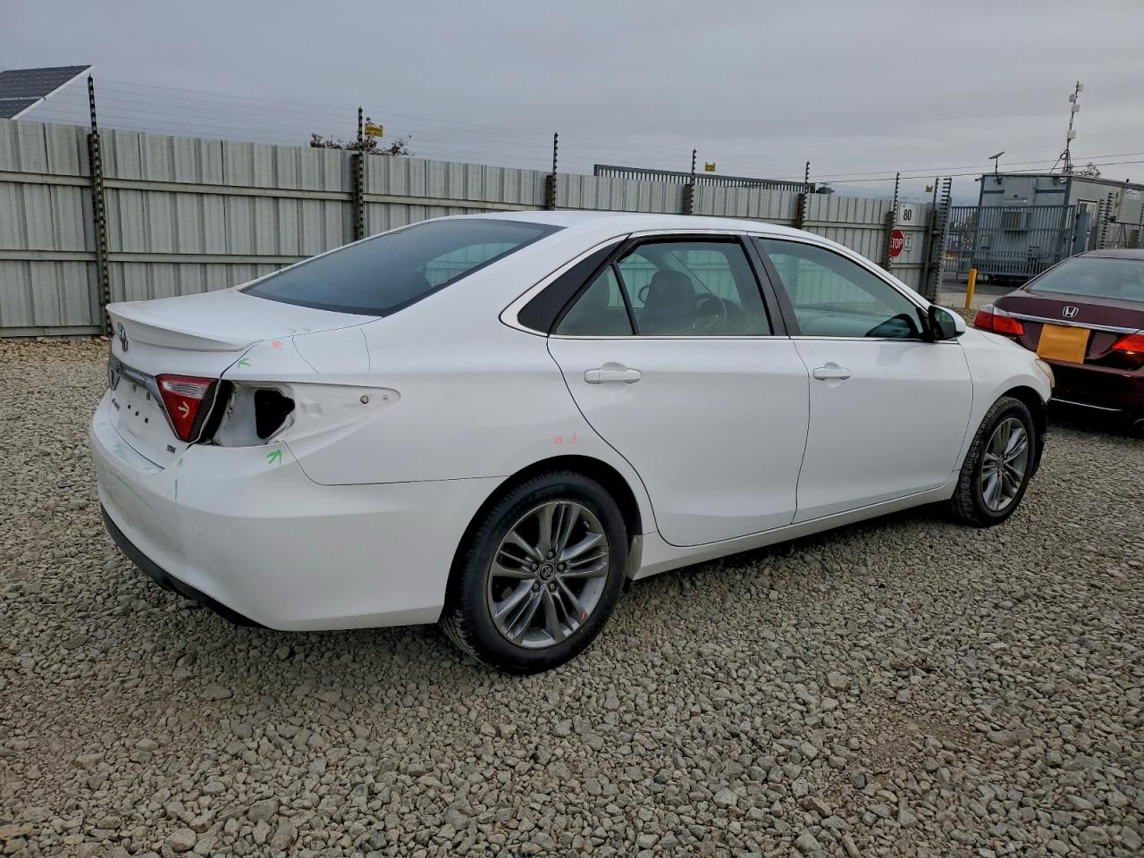2016 TOYOTA CAMRY LE photo 3